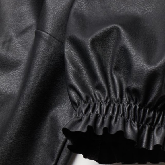 H&M Faux leather straight cut top Puff sleeves New With Tag Simply Adorable 🌹🌹 - Picture 2 of 3
